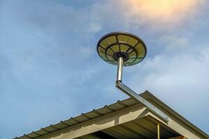 panneau solaire pour produire de l'électricité pour les ampoules du bâtiment la nuit. mise au point douce et sélective. photo