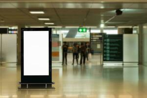 Vide La publicité panneau d'affichage à aéroport, maquette affiche médias modèle les publicités afficher photo