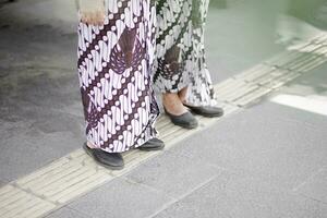 une femme portant une à motifs robe et noir des chaussures photo