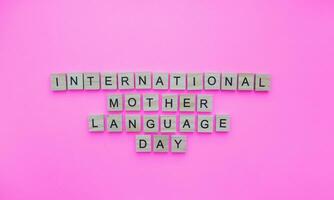 février 21, international mère Langue jour, minimaliste bannière avec le une inscription dans en bois des lettres photo