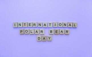 février 27, international polaire ours jour, minimaliste bannière avec le une inscription dans en bois des lettres photo