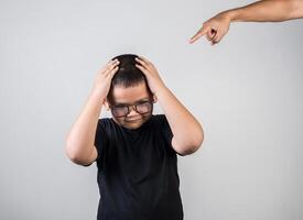 le garçon se sent triste après que les parents l'aient grondé photo