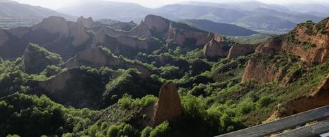 beau paysage avec des montagnes rouges et des champs verts. las medulas, photo