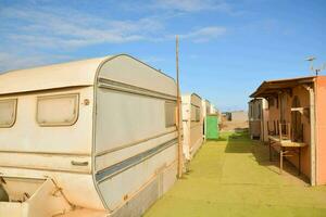 une caravane est garé suivant à une bâtiment photo