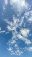 une bleu ciel avec des nuages et une peu des nuages, bleu ciel, blanc nuage temps laps de des nuages dans le ciel, le Soleil brille par le des nuages dans cette photo, spectaculaire ciel des nuages photo