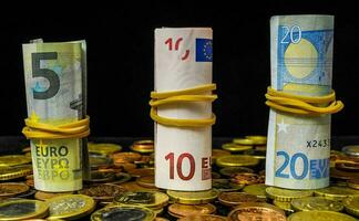 Trois Rouleaux de euro banque Remarques lié ensemble avec une Jaune chaîne photo
