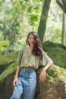 touriste avec voyage dans la forêt photo