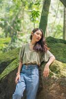 touriste avec voyage dans la forêt photo