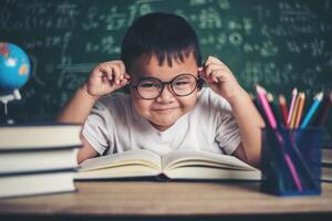 portrait d'un garçon dans la classe. photo