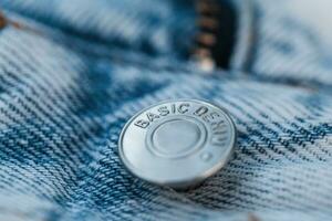 élégant ancien bleu jeans avec métallique bouton de base jean, macro pousse photo