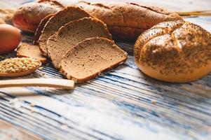 différents types de pain avec des grains entiers de nutrition photo