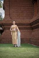 belle femme vêtue d'une robe thaïlandaise typique