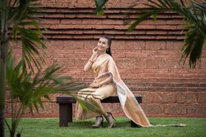 belle femme vêtue d'une robe thaïlandaise typique photo