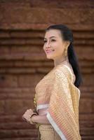 belle femme vêtue d'une robe thaïlandaise typique