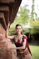 belle femme vêtue d'une robe thaïlandaise typique photo