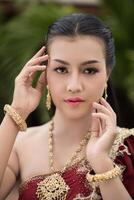 belle femme vêtue d'une robe thaïlandaise typique photo