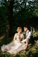 mariage marcher de le la mariée et jeune marié dans une conifère dans elfique accessoires photo