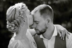 mariage marcher de le la mariée et jeune marié dans une conifère dans elfique accessoires photo