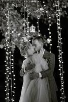 nuit mariage la cérémonie de le jeunes mariés dans une pays chalet photo