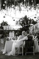 soirée mariage dîner en famille dans la forêt photo