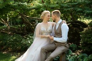 mariage marcher de le la mariée et jeune marié dans une conifère dans elfique accessoires photo