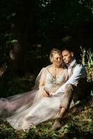 mariage marcher de le la mariée et jeune marié dans une conifère dans elfique accessoires photo