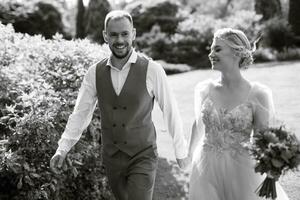 mariage marcher de le la mariée et jeune marié dans une conifère dans elfique accessoires photo