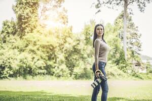 portrait d'une femme photographe main tenant l'appareil photo