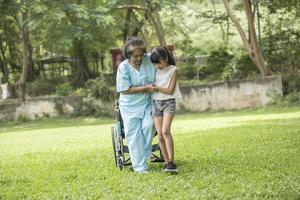 grand-mère âgée en fauteuil roulant avec sa petite-fille à l'hôpital