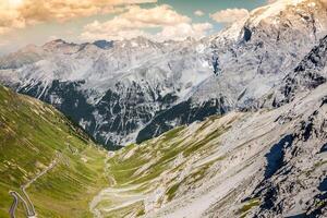 serpentin Montagne route dans italien Alpes, stelvio passer, passo dello stelvio, stelvio Naturel parc photo