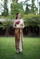 belle femme vêtue d'une robe thaïlandaise typique photo