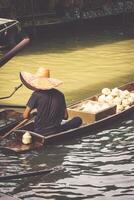 traditionnel flottant marché dans damnoen Saduak près Bangkok photo