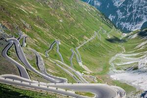 serpentin Montagne route dans italien Alpes, stelvio passer, passo dello stelvio, stelvio Naturel parc photo