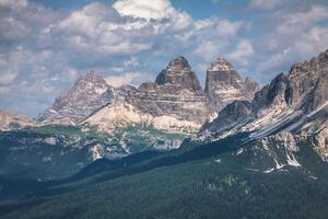 Panorama du parc national et montagnes des Dolomites à Cortina d'Ampezzo, Italie du Nord photo