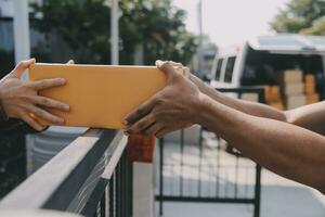 femme d'affaires démarrer petite entreprise entrepreneur PME succès .femme indépendante travaillant à la maison avec livraison de colis en ligne. pme et concept de livraison d'emballages photo