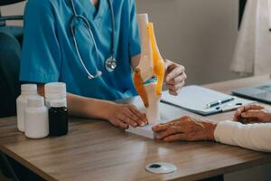 asiatique médecin femme a visité patient femme à diagnostic et vérifier en haut santé à Accueil ou privé hôpital. femelle patient Explique santé problème et symptômes à médecin .santé se soucier prime un service à Accueil photo