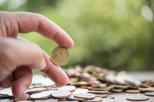 concept d'économie d'argent. main mettant la pile de pièces d'argent photo