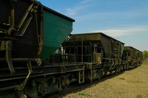 train voitures porter le fer minerai sont doublé en haut sur le des pistes attendre à être chargé photo