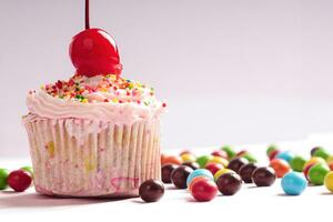 petit gâteau Cerise avec des sucreries photo