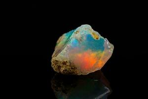 macro minéral pierre rare et magnifique opales sur une noir Contexte photo