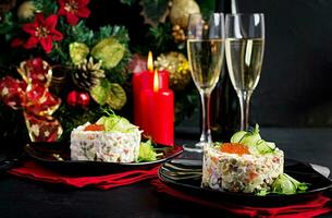 Noël table paramètre. traditionnel russe salade Olivier. Nouveau année salade. de fête salade. photo