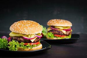 gros sandwich - Hamburger Burger avec bœuf, tomate, fromage, mariné concombre et rouge oignon. photo