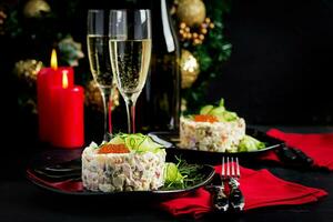 Noël table paramètre. traditionnel russe salade Olivier. Nouveau année salade. de fête salade. photo