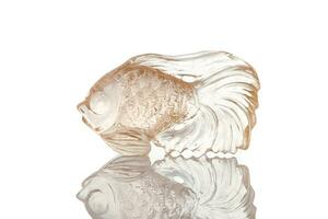 magnifique figurine poisson fabriqué de topaze sur une blanc Contexte photo