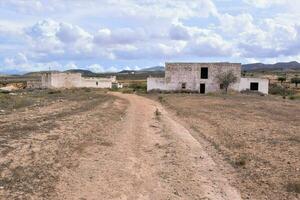 un vieux abandonné ferme dans le milieu de nulle part photo