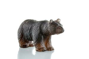 magnifique figurine de une ours fabriqué de enfumé quartz sur une blanc Contexte photo