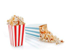 verre avec pop corn sur une blanc Contexte photo