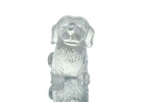 magnifique statuette de une chien de le minéral topaze sur une blanc Contexte photo
