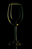 magnifique verre de du vin sur une noir Contexte photo
