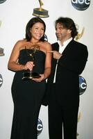 rachael rayon sa mari John m cusimano dans le presse pièce après sa parler spectacle a gagné un emmy à le jour Emmys 2008 à le kodak théâtre dans Hollywood Californie en juin 20 2008 photo